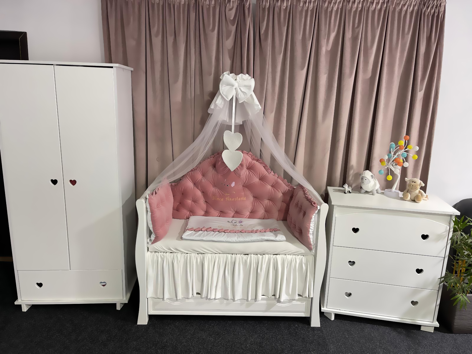 Set Regal Pink pentru pătuț – 11 piese din catifea moale și bumbac natural, personalizabil, premium pentru bebeluși – PeppiBambini