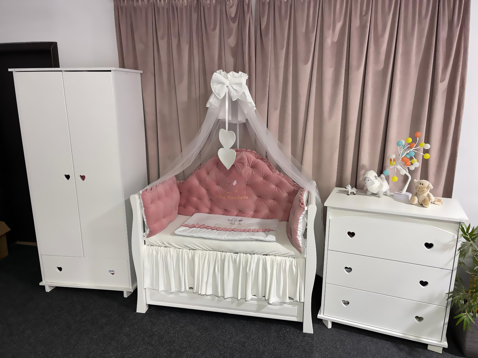 Set Regal Pink pentru pătuț – 11 piese din catifea moale și bumbac natural, personalizabil, premium pentru bebeluși – PeppiBambini - imagine 6