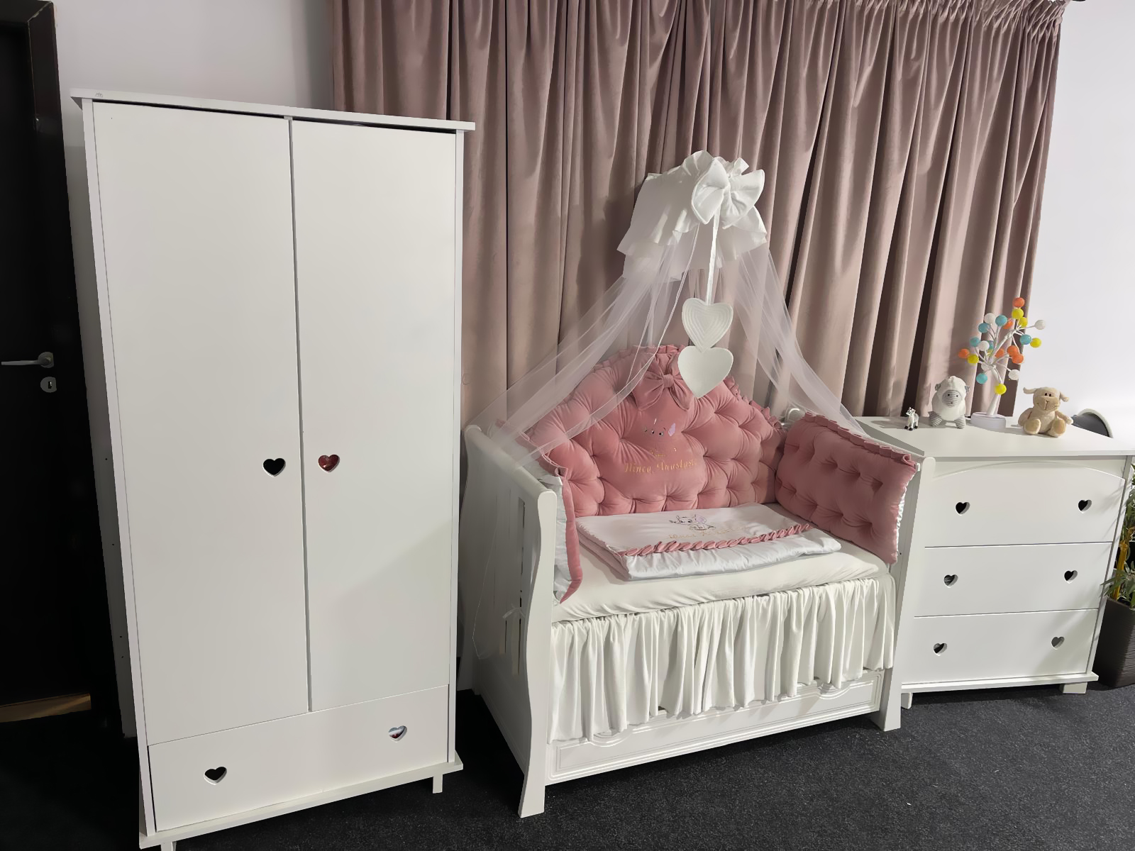 Set Regal Pink pentru pătuț – 11 piese din catifea moale și bumbac natural, personalizabil, premium pentru bebeluși – PeppiBambini - imagine 5