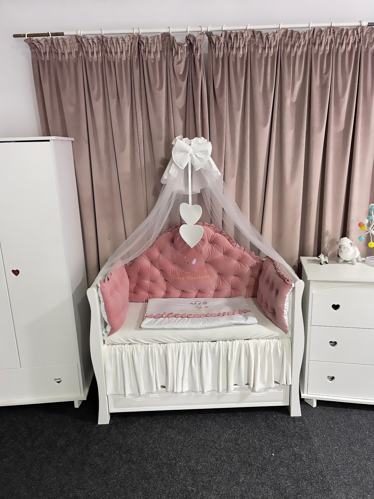 Set Regal Pink pentru pătuț – 11 piese din catifea moale și bumbac natural, personalizabil, premium pentru bebeluși – PeppiBambini - imagine 4