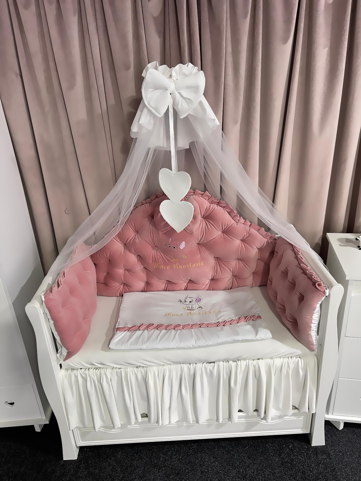 Set Regal Pink pentru pătuț – 11 piese din catifea moale și bumbac natural, personalizabil, premium pentru bebeluși – PeppiBambini - imagine 3