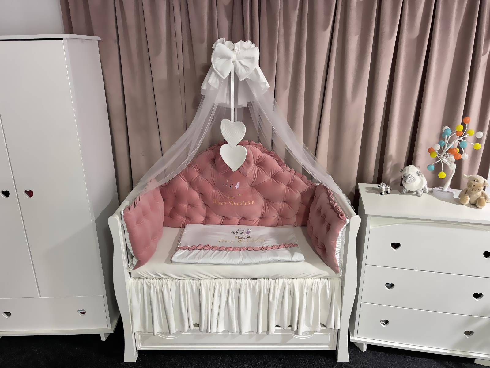 Set Regal Pink pentru pătuț – 11 piese din catifea moale și bumbac natural, personalizabil, premium pentru bebeluși – PeppiBambini - imagine 2