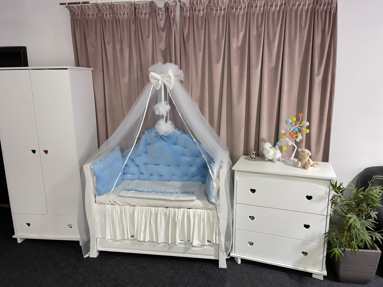 Set Regal Blue pentru pătuț – 11 piese din catifea moale și bumbac natural, personalizabil, premium pentru bebeluși – PeppiBambini - imagine 9