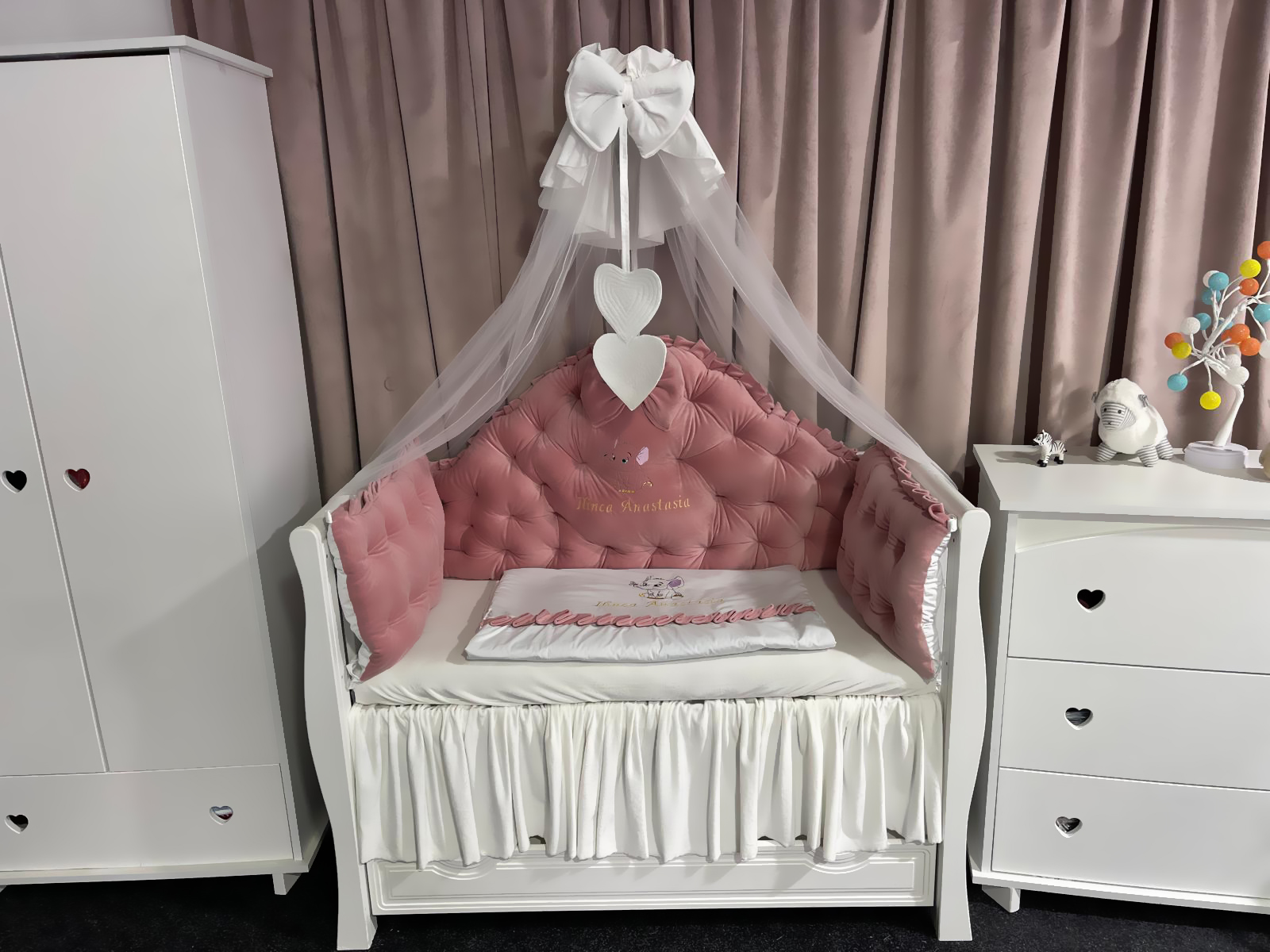 Set Regal Pink pentru pătuț – 11 piese din catifea moale și bumbac natural, personalizabil, premium pentru bebeluși – PeppiBambini - imagine 8