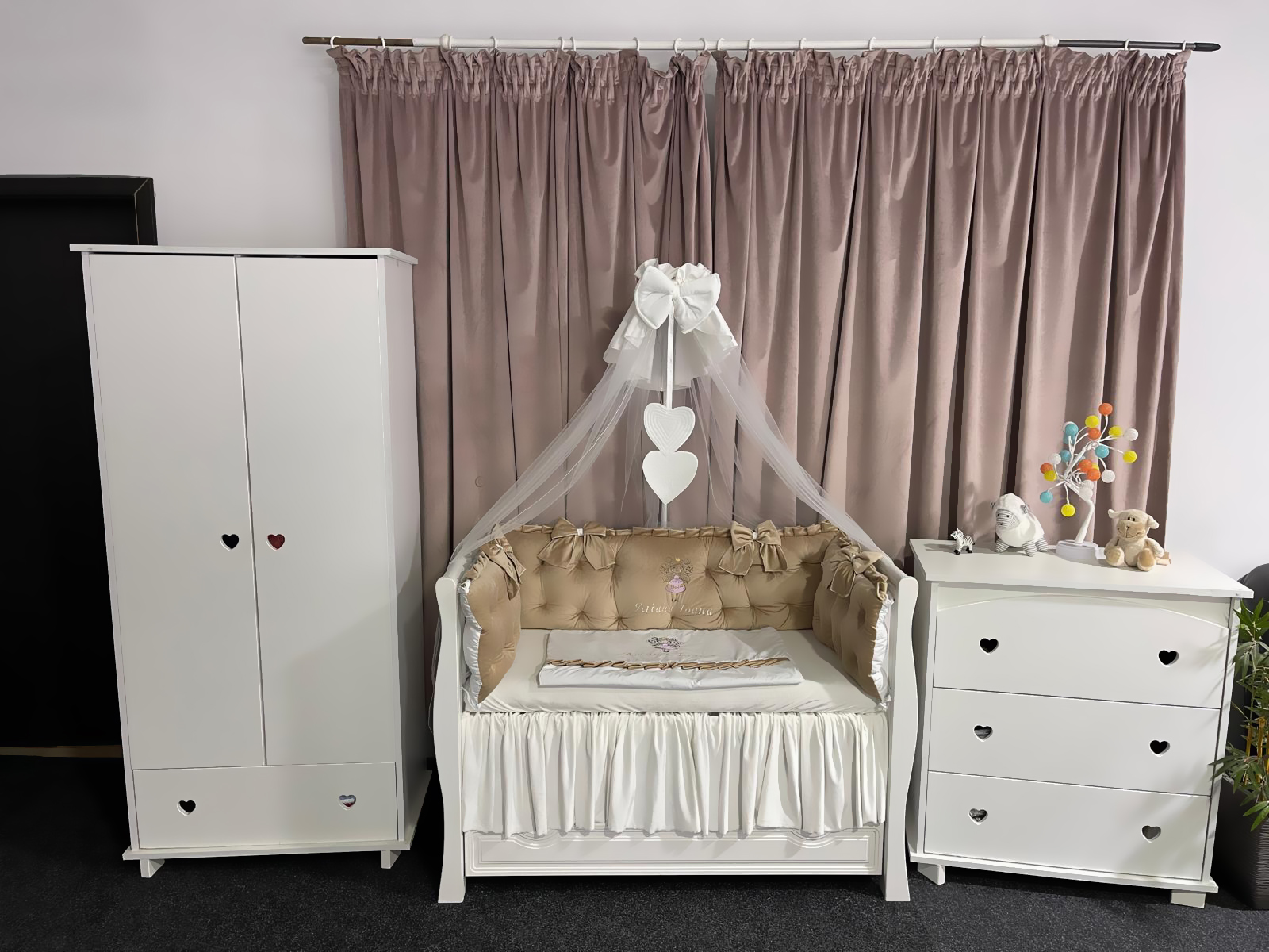 Set Royal Beige pentru pătuț – 11 piese din catifea moale și bumbac natural, personalizabil, premium pentru bebeluși – PeppiBambini - imagine 9