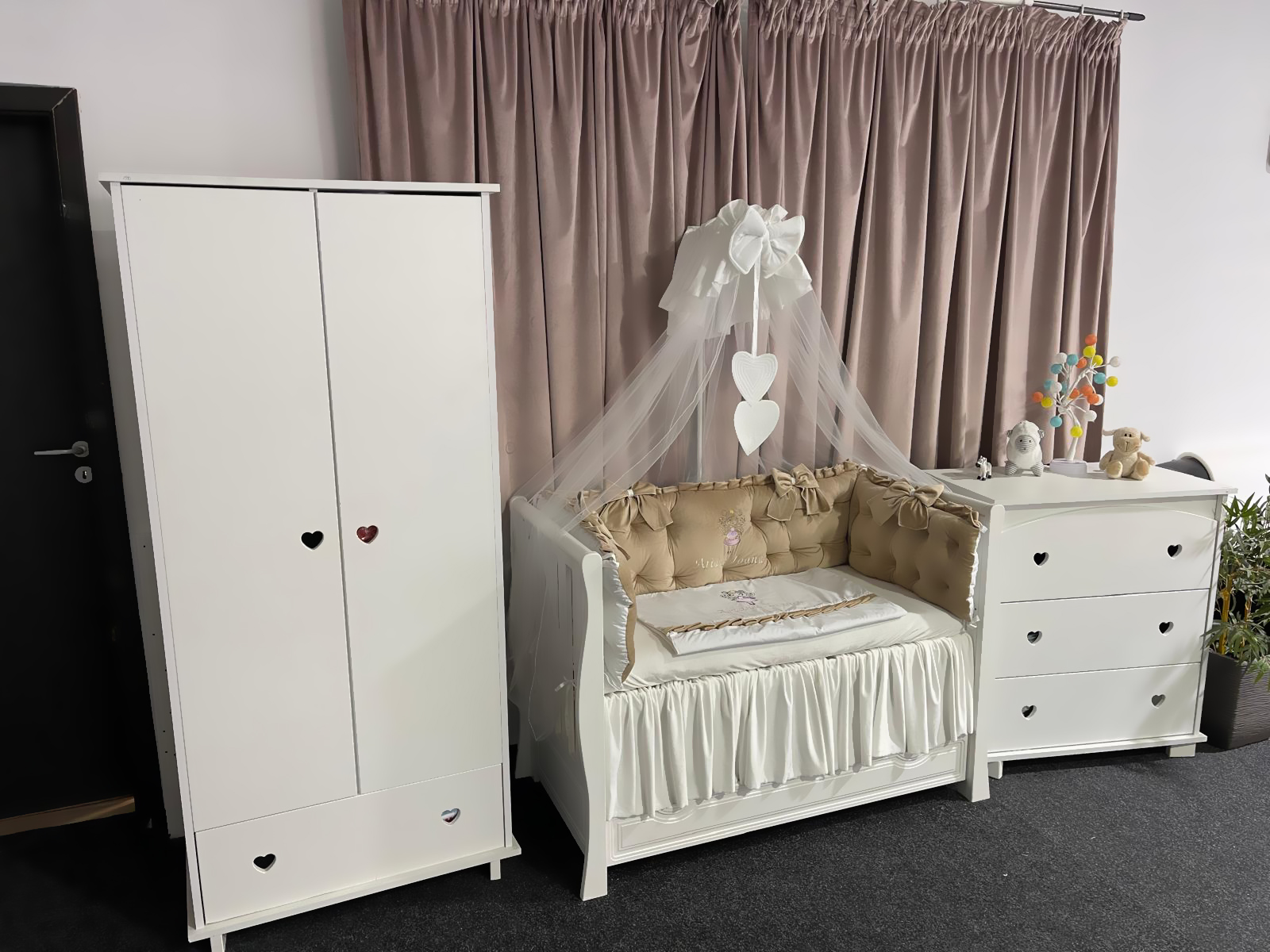 Set Royal Beige pentru pătuț – 11 piese din catifea moale și bumbac natural, personalizabil, premium pentru bebeluși – PeppiBambini - imagine 7