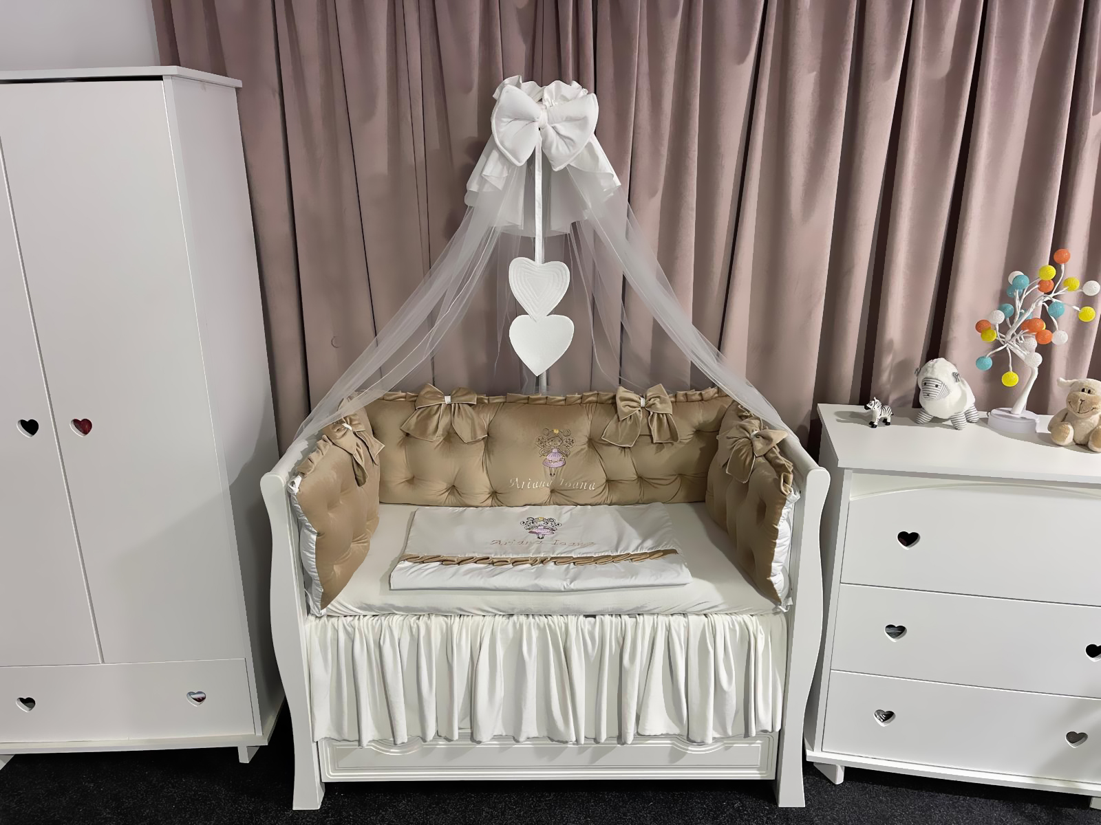 Set Royal Beige pentru pătuț – 11 piese din catifea moale și bumbac natural, personalizabil, premium pentru bebeluși – PeppiBambini - imagine 6
