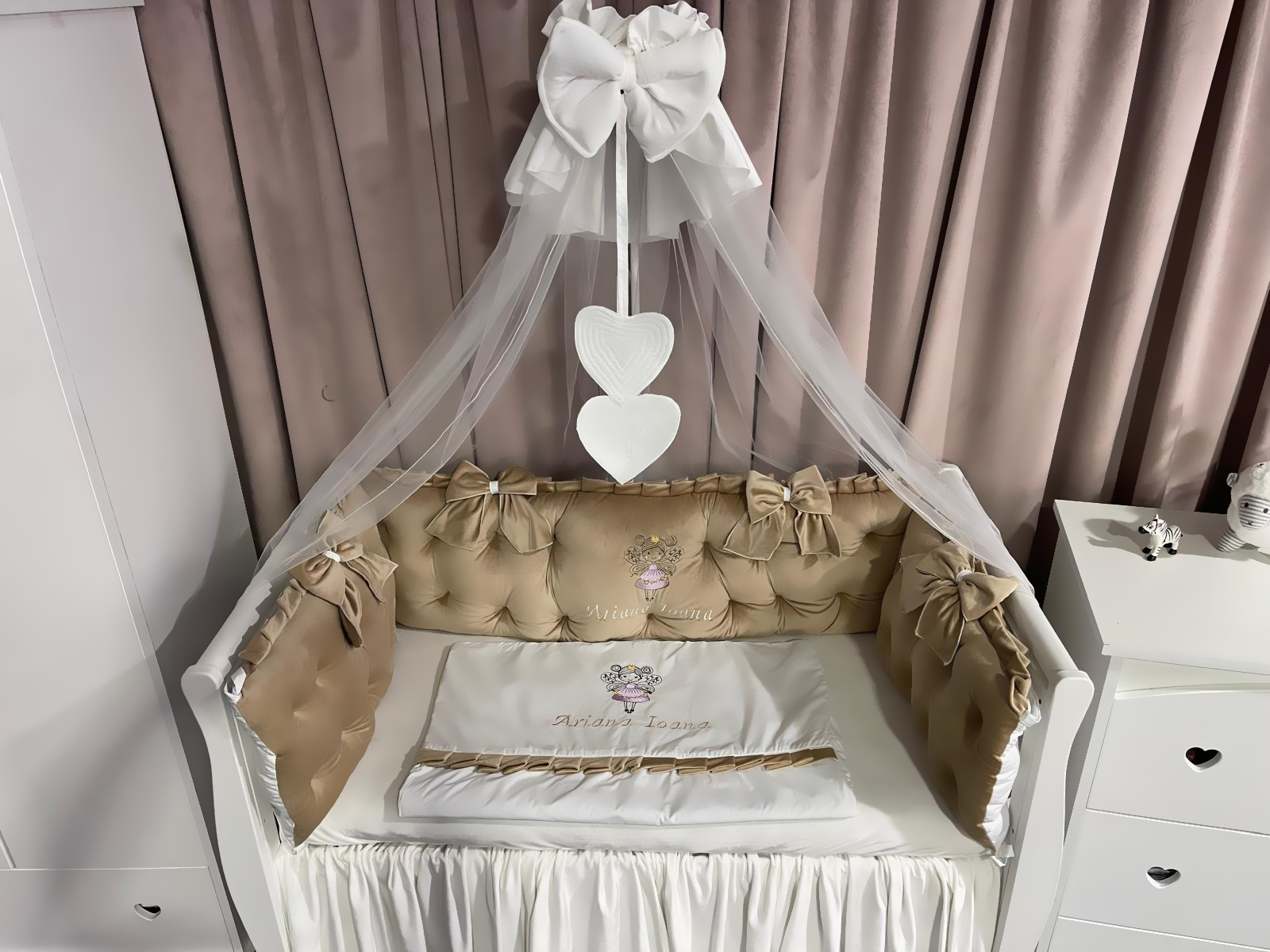 Set Royal Beige pentru pătuț – 11 piese din catifea moale și bumbac natural, personalizabil, premium pentru bebeluși – PeppiBambini - imagine 4