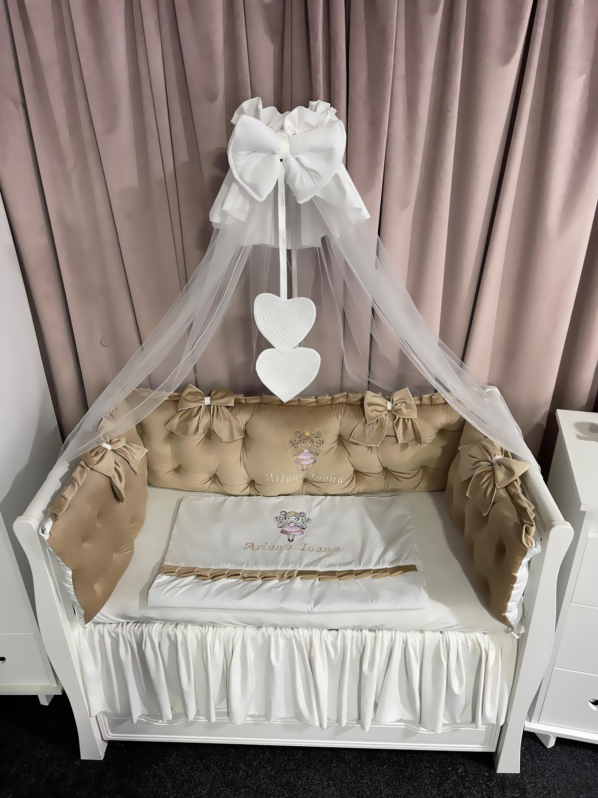 Set Royal Beige pentru pătuț – 11 piese din catifea moale și bumbac natural, personalizabil, premium pentru bebeluși – PeppiBambini - imagine 3