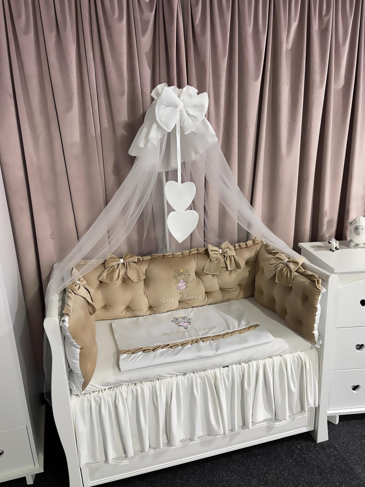 Set Royal Beige pentru pătuț – 11 piese din catifea moale și bumbac natural, personalizabil, premium pentru bebeluși – PeppiBambini - imagine 2