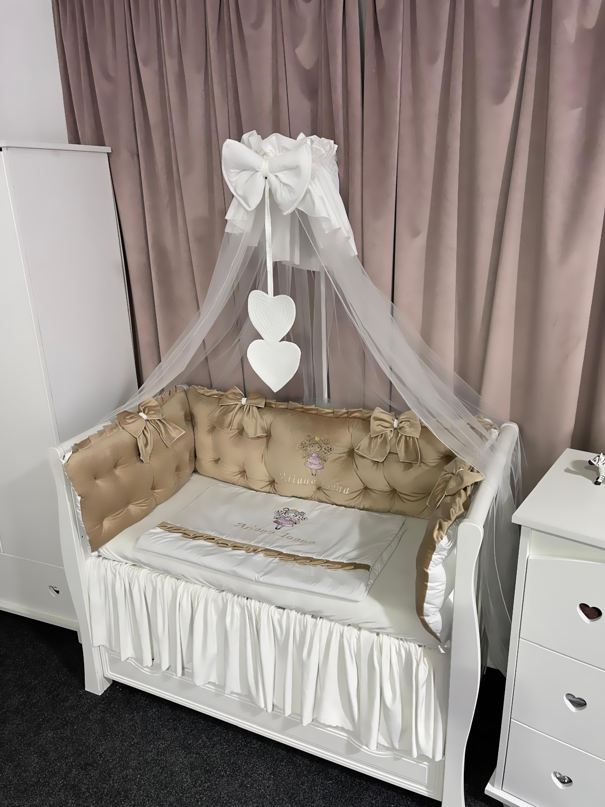 Set Royal Beige pentru pătuț – 11 piese din catifea moale și bumbac natural, personalizabil, premium pentru bebeluși – PeppiBambini - imagine 10