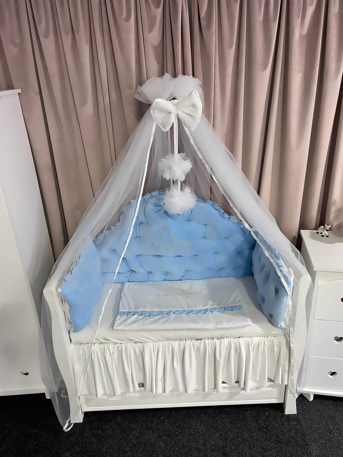 Set Regal Blue pentru pătuț – 11 piese din catifea moale și bumbac natural, personalizabil, premium pentru bebeluși – PeppiBambini - imagine 7