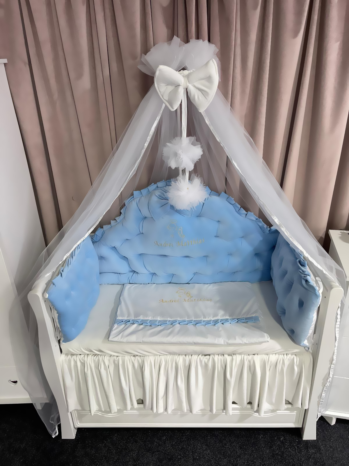 Set Regal Blue pentru pătuț – 11 piese din catifea moale și bumbac natural, personalizabil, premium pentru bebeluși – PeppiBambini - imagine 6