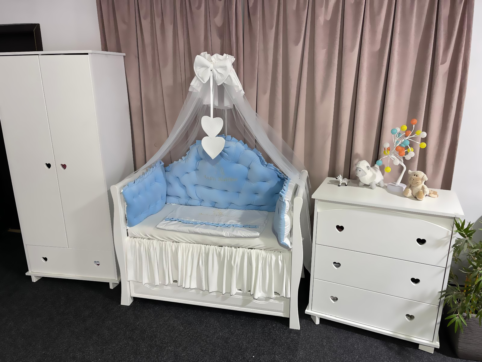 Set Regal Blue pentru pătuț – 11 piese din catifea moale și bumbac natural, personalizabil, premium pentru bebeluși – PeppiBambini - imagine 4