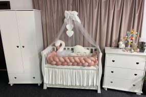 Set 11 piese cu laterale împletite – catifea Pink Lebădă, lenjerie pătuț premium, personalizabilă pentru bebeluși – PeppiBambini