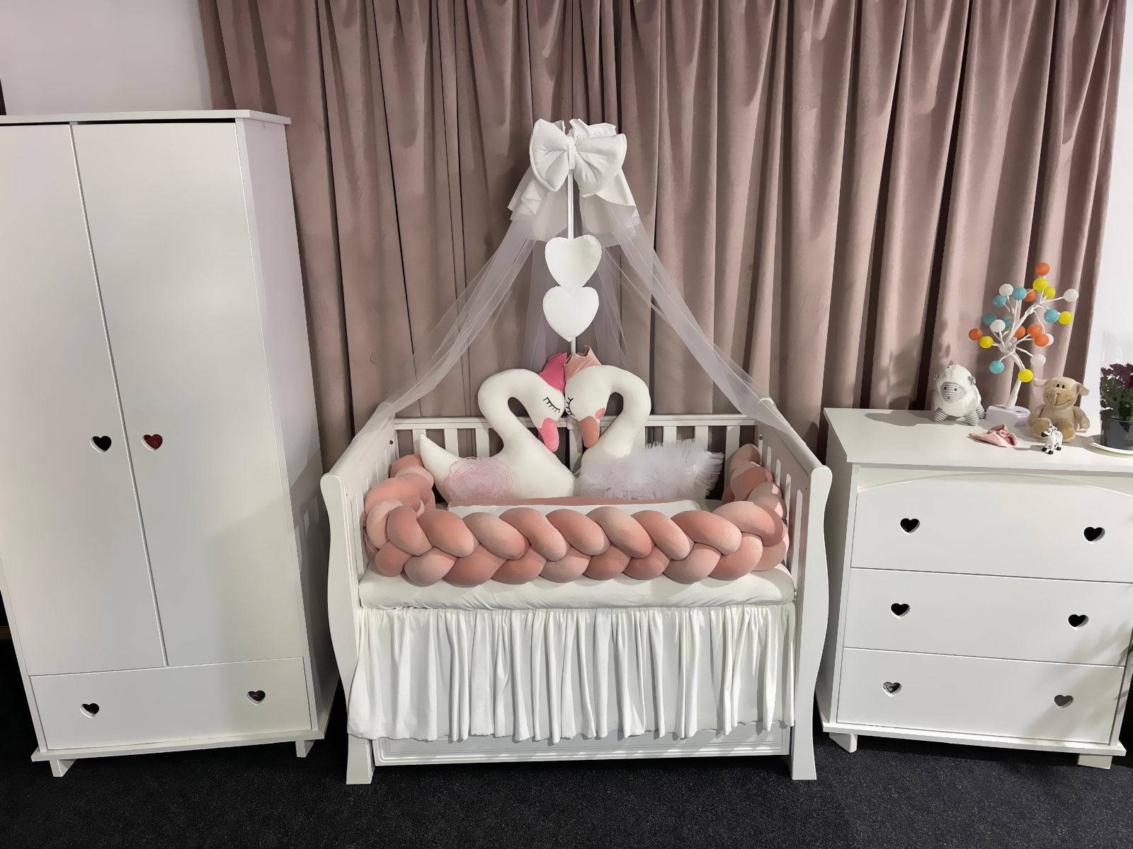 Set 11 piese cu laterale împletite – catifea Pink Lebădă, lenjerie pătuț premium, personalizabilă pentru bebeluși – PeppiBambini - imagine 7