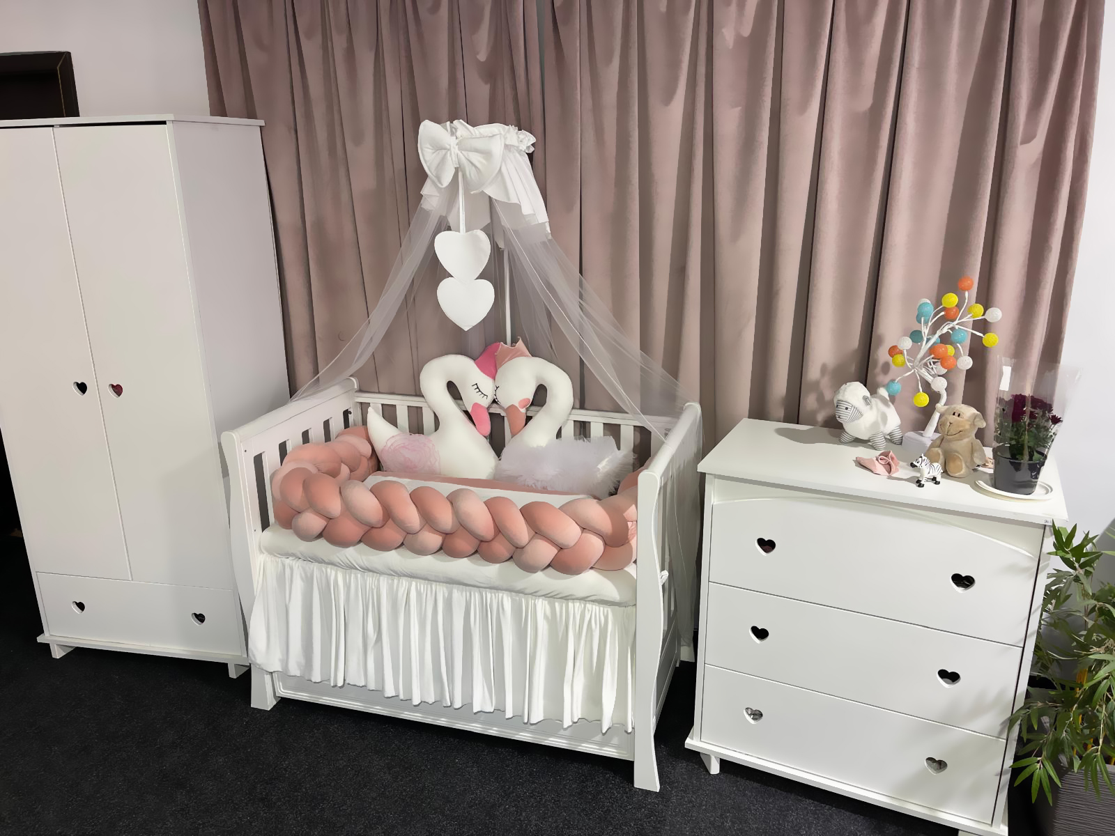 Set 11 piese cu laterale împletite – catifea Pink Lebădă, lenjerie pătuț premium, personalizabilă pentru bebeluși – PeppiBambini - imagine 6