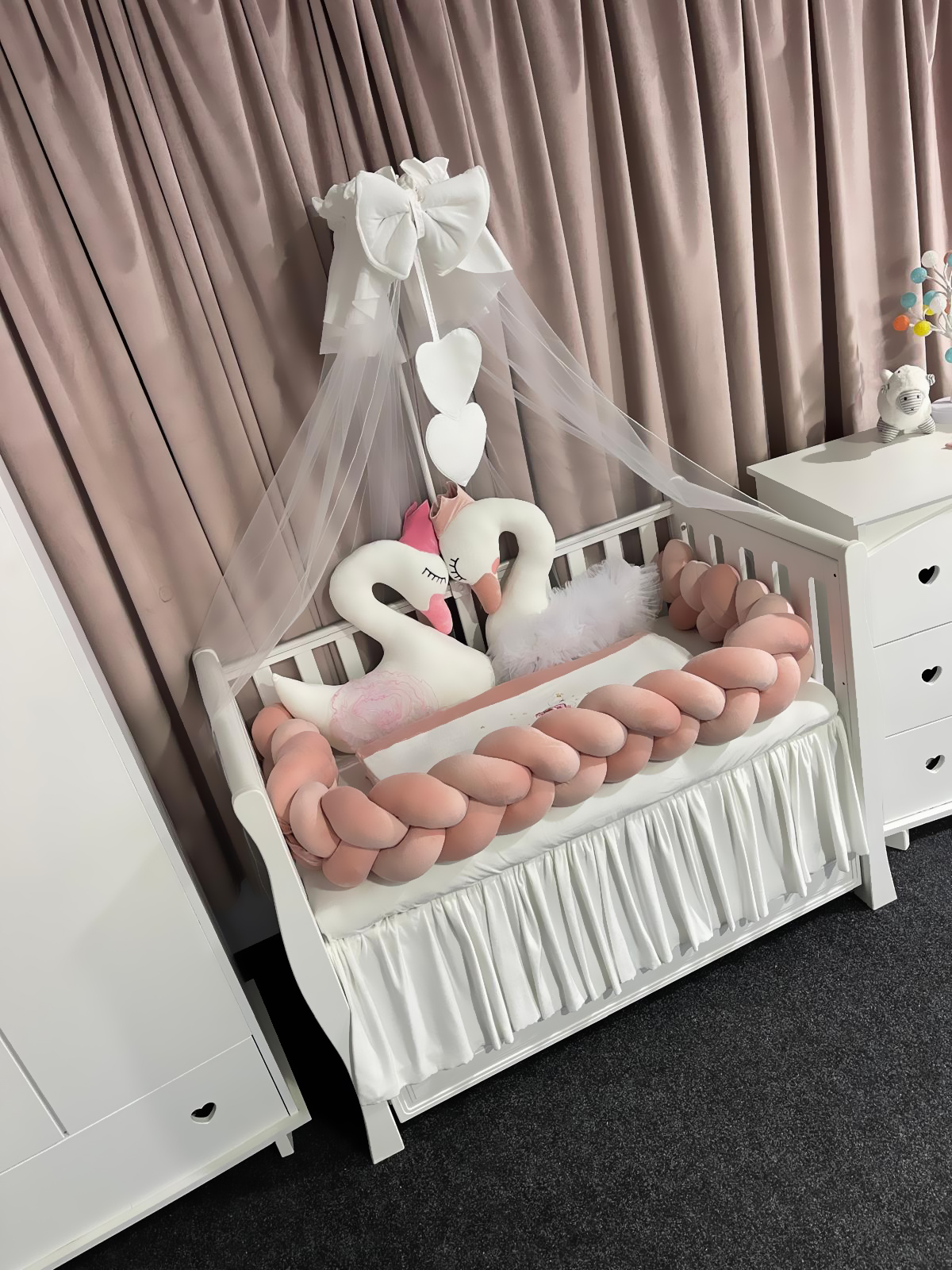 Set 11 piese cu laterale împletite – catifea Pink Lebădă, lenjerie pătuț premium, personalizabilă pentru bebeluși – PeppiBambini - imagine 5