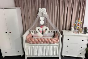 Set 11 piese cu laterale împletite – catifea Pink Lebădă, lenjerie pătuț premium, personalizabilă pentru bebeluși – PeppiBambini