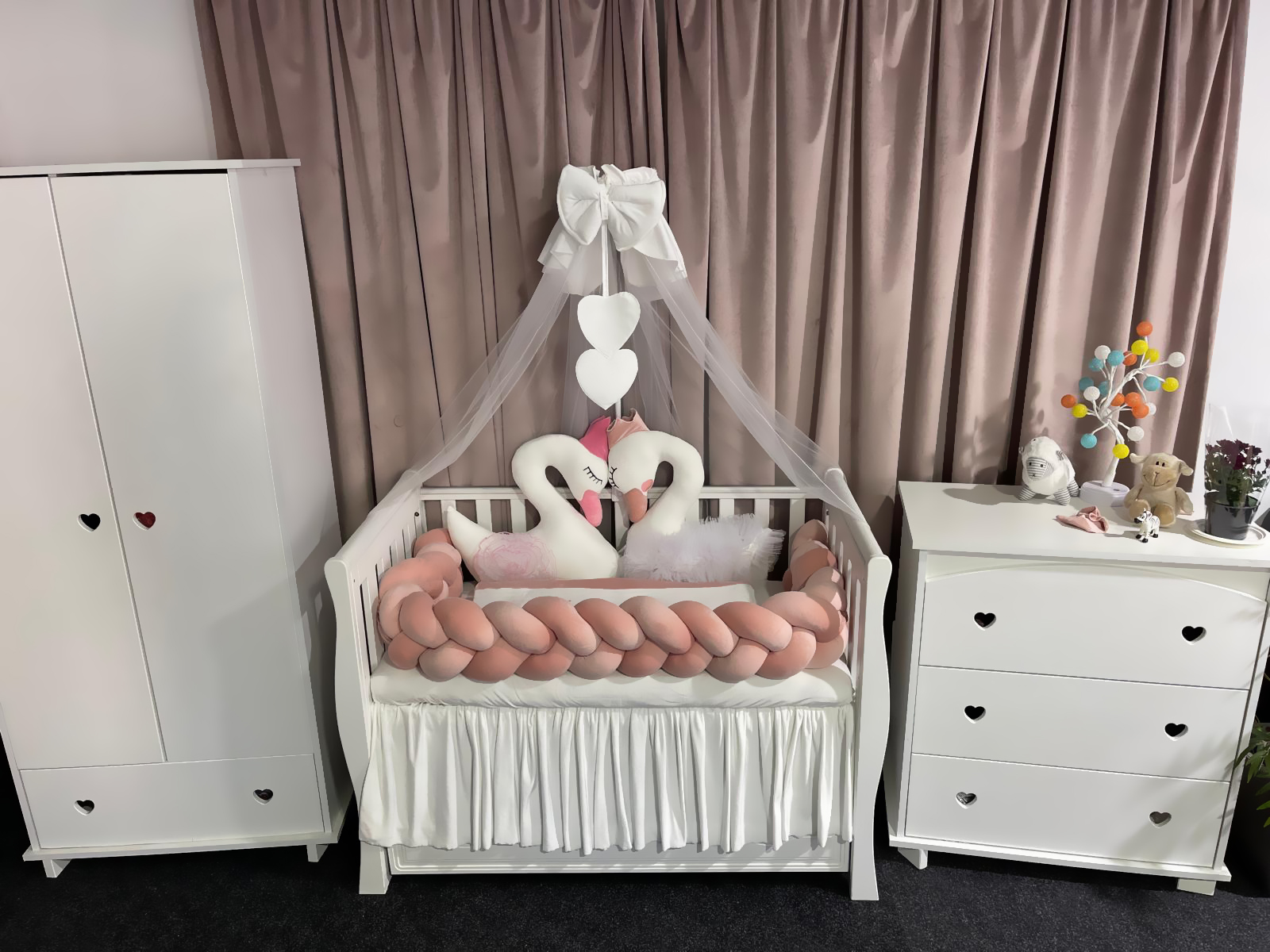 Set 11 piese cu laterale împletite – catifea Pink Lebădă, lenjerie pătuț premium, personalizabilă pentru bebeluși – PeppiBambini