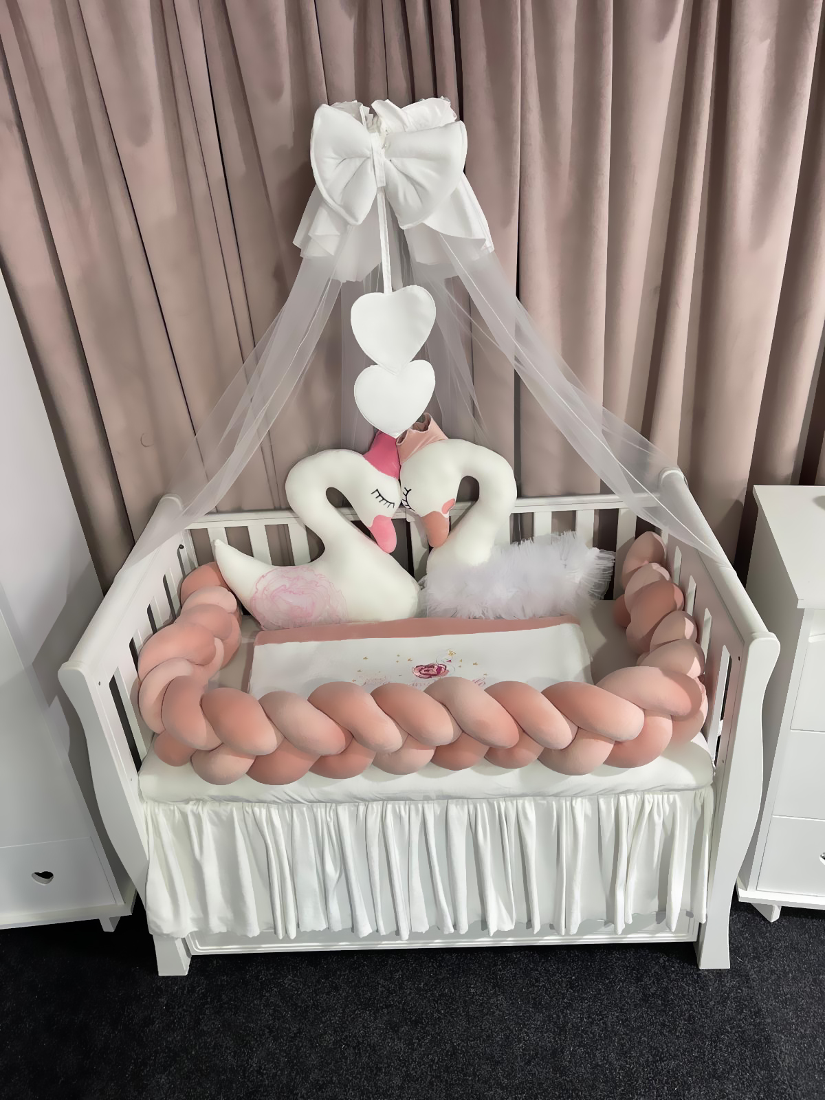 Set 11 piese cu laterale împletite – catifea Pink Lebădă, lenjerie pătuț premium, personalizabilă pentru bebeluși – PeppiBambini - imagine 3