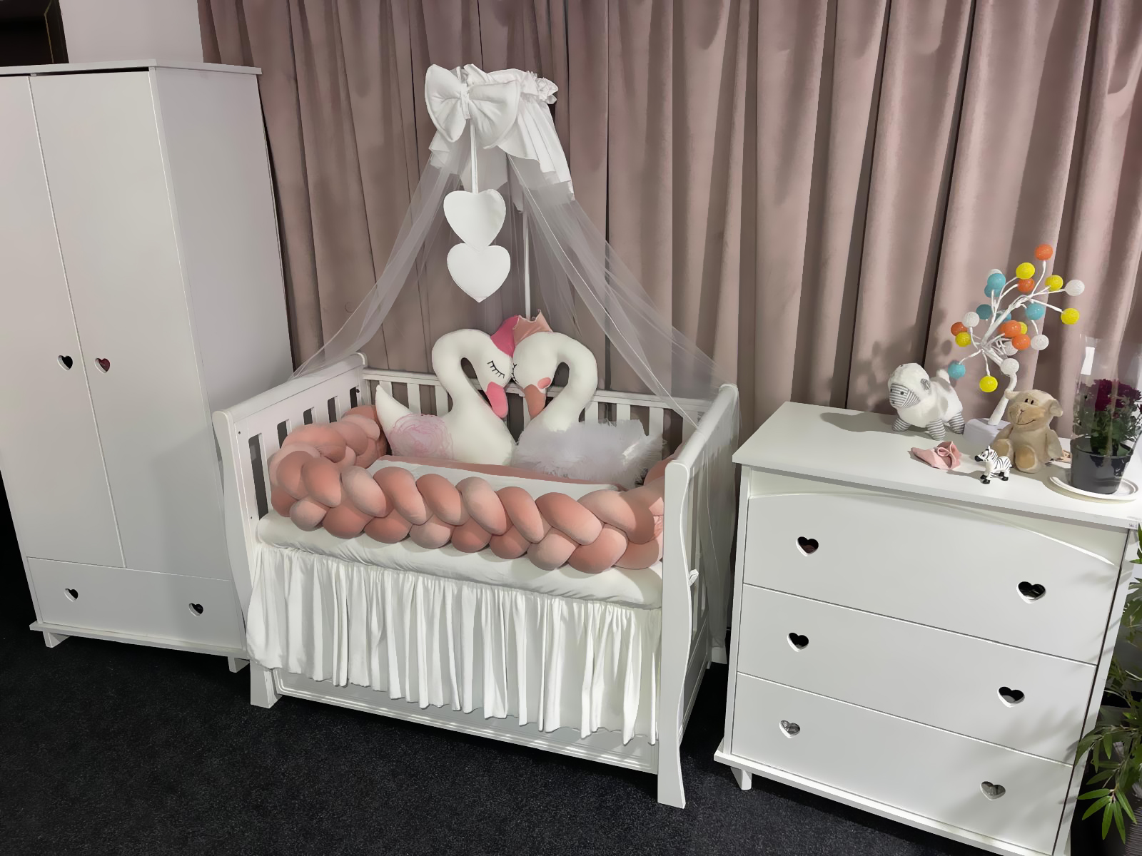 Set 11 piese cu laterale împletite – catifea Pink Lebădă, lenjerie pătuț premium, personalizabilă pentru bebeluși – PeppiBambini - imagine 2