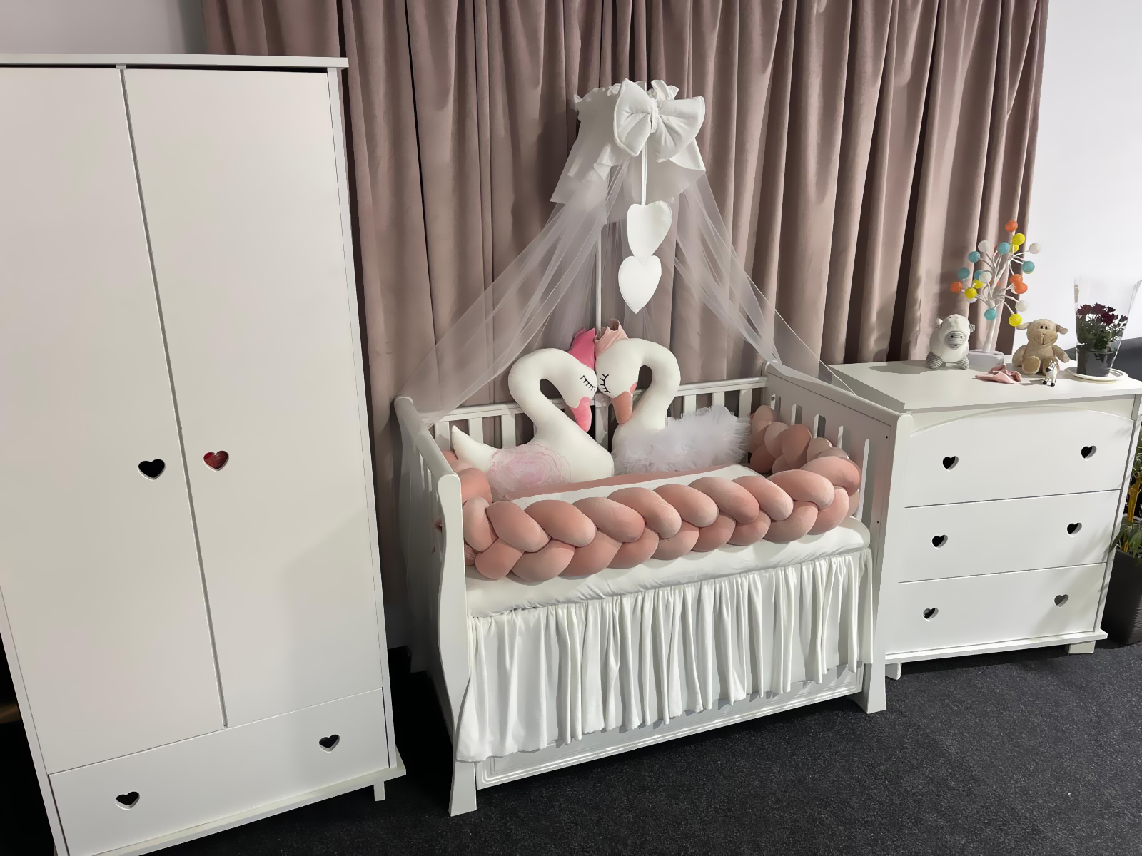 Set 11 piese cu laterale împletite – catifea Pink Lebădă, lenjerie pătuț premium, personalizabilă pentru bebeluși – PeppiBambini - imagine 8