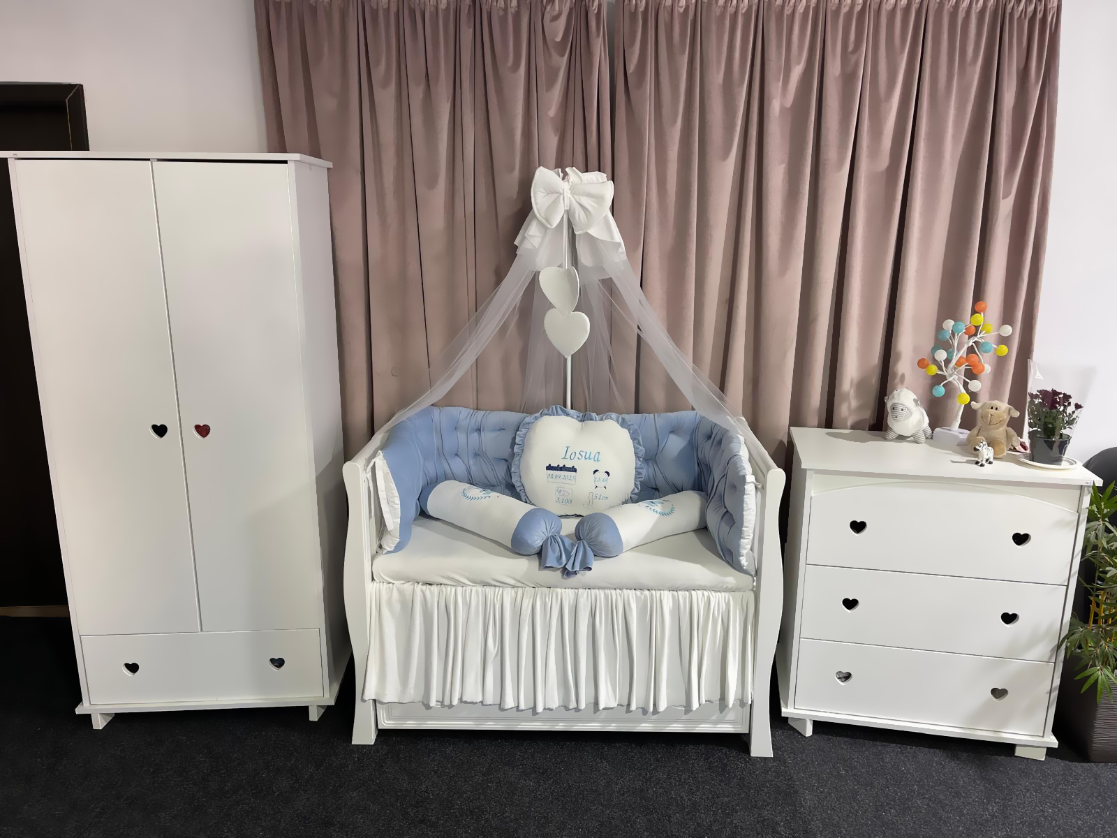 Set 11 piese Regal Catifea Blue – lenjerie pătuț premium, personalizabilă, din catifea albastru regal pentru bebeluși – PeppiBambini