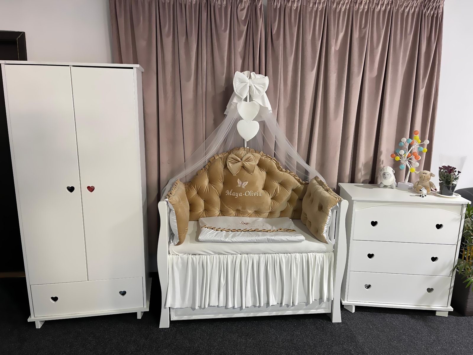 Set 11 piese Regal Catifea Beige – lenjerie pătuț premium, personalizabilă, din catifea moale pentru bebeluși – PeppiBambini
