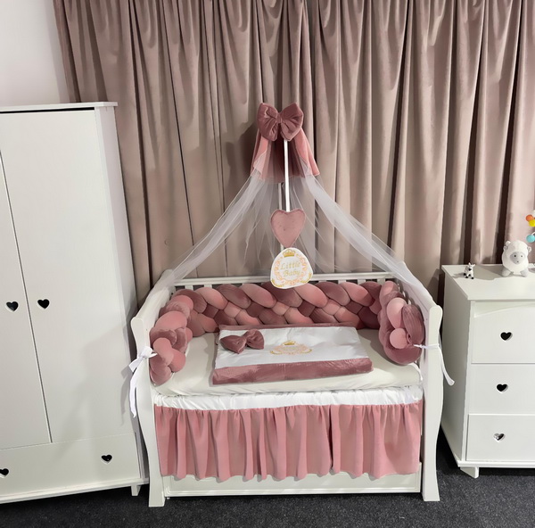 Set complet de lenjerie pentru pătuț – 11 piese din catifea roz cu laterale împletite, personalizabil, premium pentru bebeluși – PeppiBambini - imagine 5