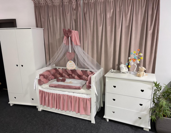 Set complet de lenjerie pentru pătuț – 11 piese din catifea roz cu laterale împletite, personalizabil, premium pentru bebeluși – PeppiBambini - imagine 3