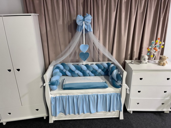 Set premium de lenjerie pentru pătuț – 11 piese din catifea albastră cu laterale împletite, personalizabil, ultra-moale – PeppiBambini - imagine 4