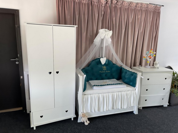 Set Regal de lenjerie pentru pătuț – 11 piese din catifea premium și bumbac natural, verde smarald, personalizabil – PeppiBambini - imagine 3