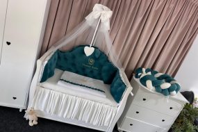 Set Regal de lenjerie pentru pătuț – 11 piese din catifea premium și bumbac natural, verde smarald, personalizabil – PeppiBambini