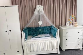 Set premium de lenjerie pentru pătuț – 11 piese din catifea verde smarald, model Royal, cu protecții laterale și personalizare inclusă – PeppiBambini