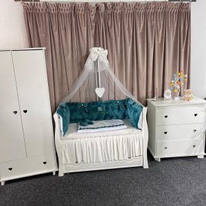 Set premium de lenjerie pentru pătuț – 11 piese din catifea verde smarald, model Royal, cu protecții laterale și personalizare inclusă – PeppiBambini