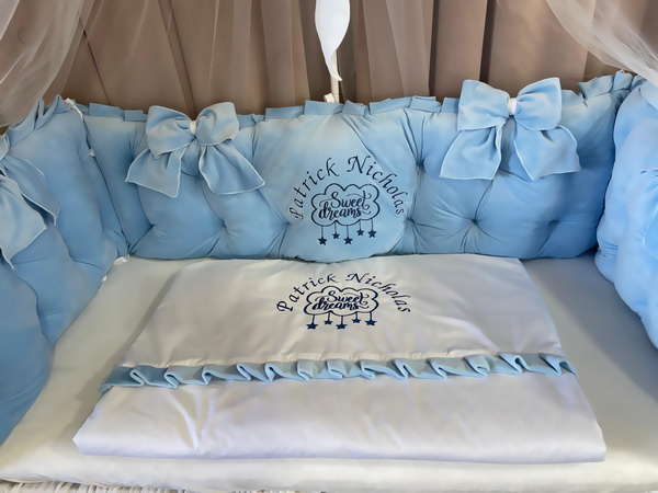 Set Regal Blue pentru pătuț – 11 piese din catifea moale și bumbac premium, personalizabil, pentru bebeluși – PeppiBambini - imagine 8