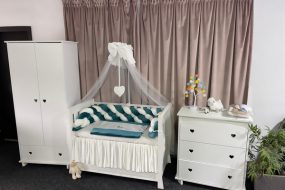 Set complet 11 piese pentru pătuț – catifea moale verde smarald cu laterale împletite și bumbac natural, personalizabil – PeppiBambini Premium