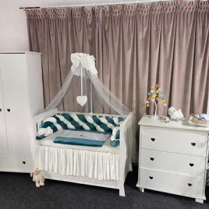 Set complet 11 piese pentru pătuț – catifea moale verde smarald cu laterale împletite și bumbac natural, personalizabil – PeppiBambini Premium