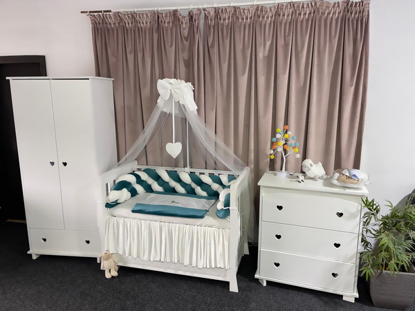 Set complet 11 piese pentru pătuț – catifea moale verde smarald cu laterale împletite și bumbac natural, personalizabil – PeppiBambini Premium