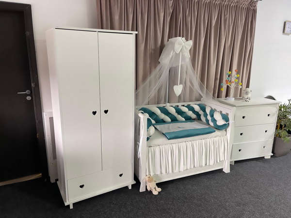 Set complet 11 piese pentru pătuț – catifea moale verde smarald cu laterale împletite și bumbac natural, personalizabil – PeppiBambini Premium - imagine 5