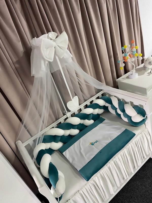 Set complet 11 piese pentru pătuț – catifea moale verde smarald cu laterale împletite și bumbac natural, personalizabil – PeppiBambini Premium - imagine 2