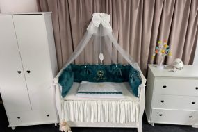 Set Royal pentru pătuț – 11 piese din catifea moale verde smarald și bumbac natural, personalizabil, premium pentru bebeluși – PeppiBambini