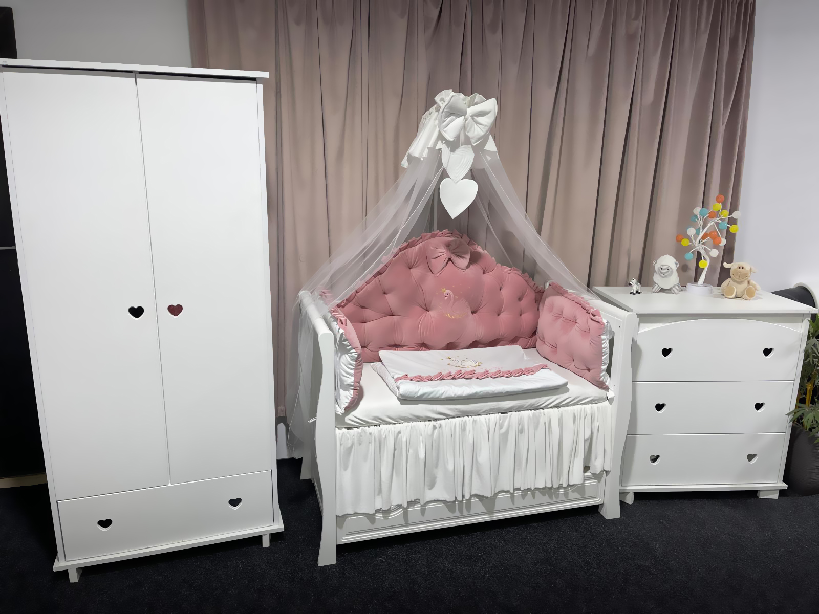 Set 11 piese Regal Catifea Pink – lenjerie pătuț personalizabilă, premium și sigură pentru bebeluși – PeppiBambini - imagine 12