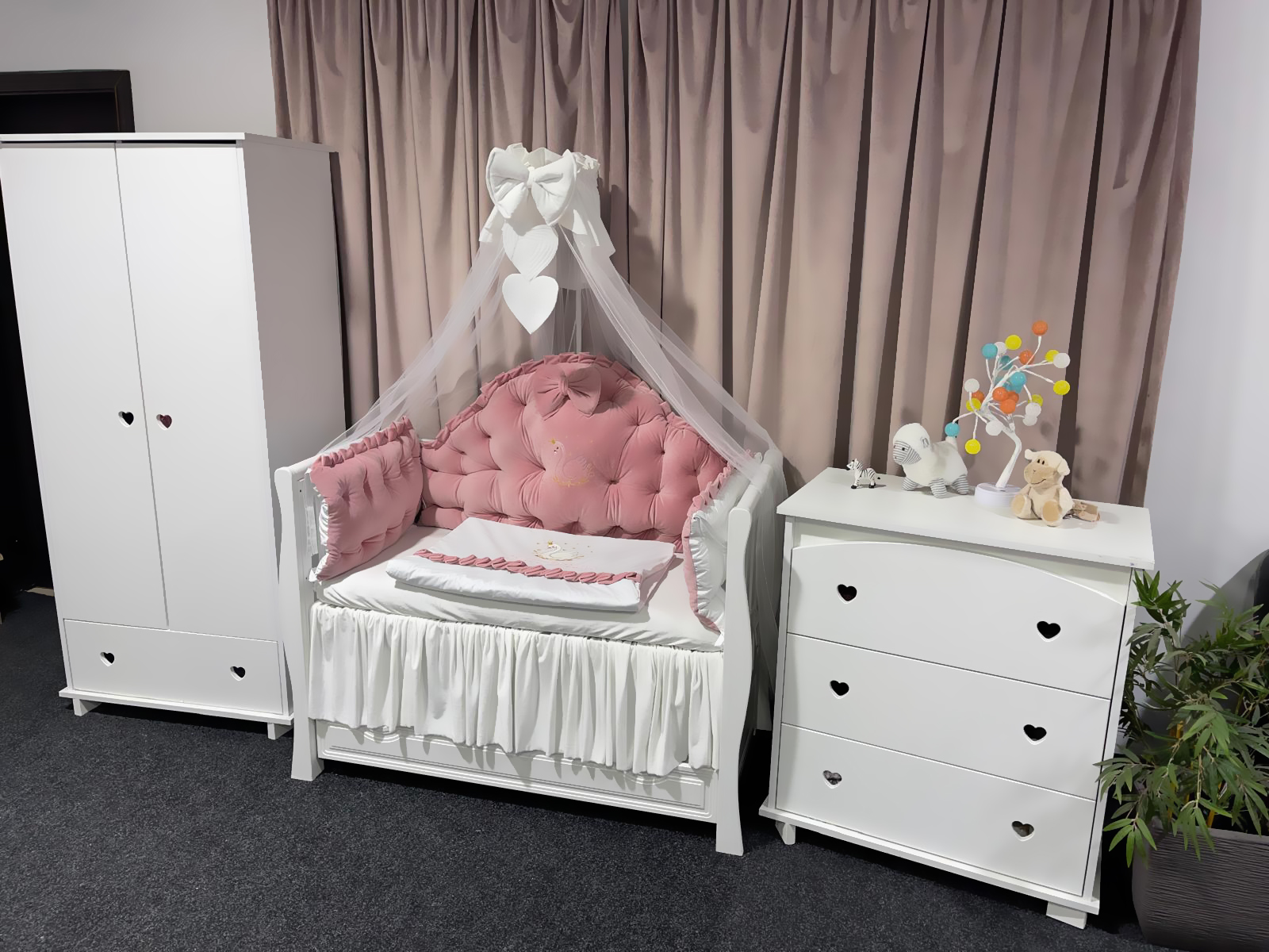 Set 11 piese Regal Catifea Pink – lenjerie pătuț personalizabilă, premium și sigură pentru bebeluși – PeppiBambini - imagine 11