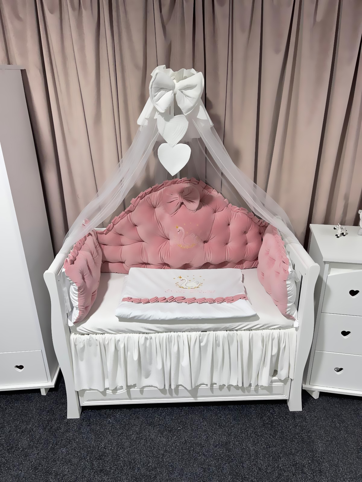 Set 11 piese Regal Catifea Pink – lenjerie pătuț personalizabilă, premium și sigură pentru bebeluși – PeppiBambini - imagine 10