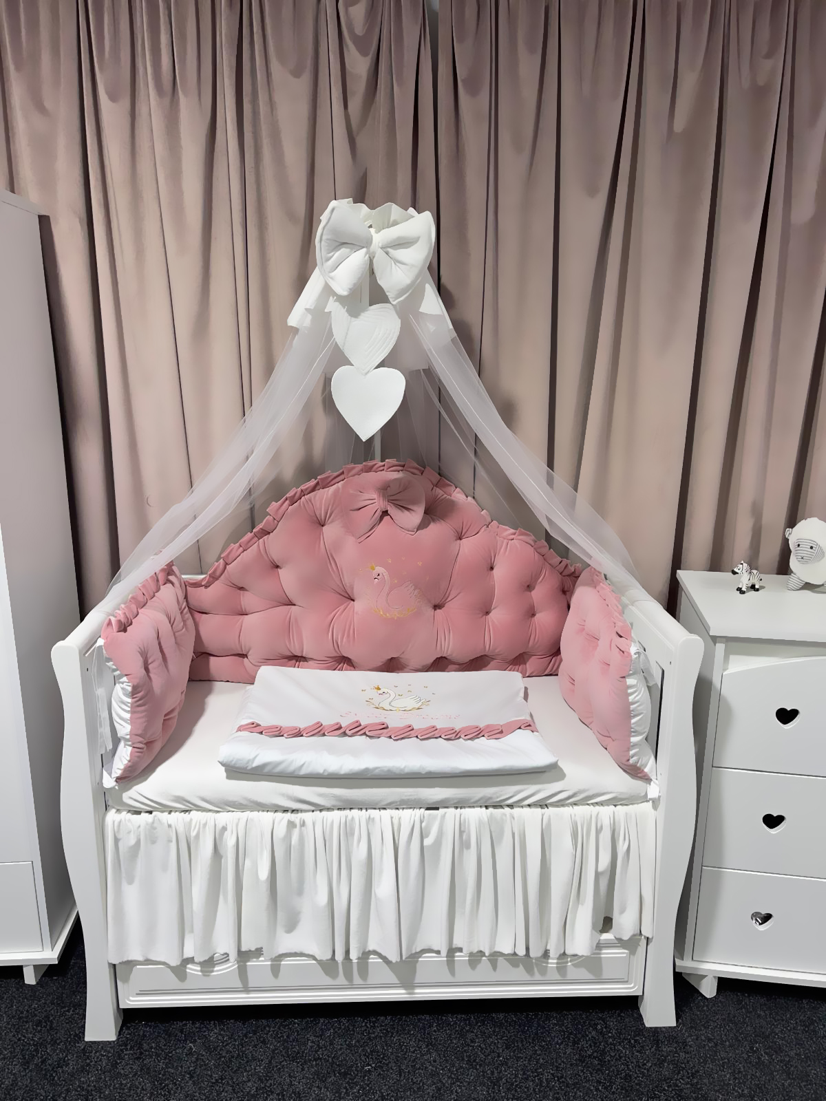 Set 11 piese Regal Catifea Pink – lenjerie pătuț personalizabilă, premium și sigură pentru bebeluși – PeppiBambini - imagine 9