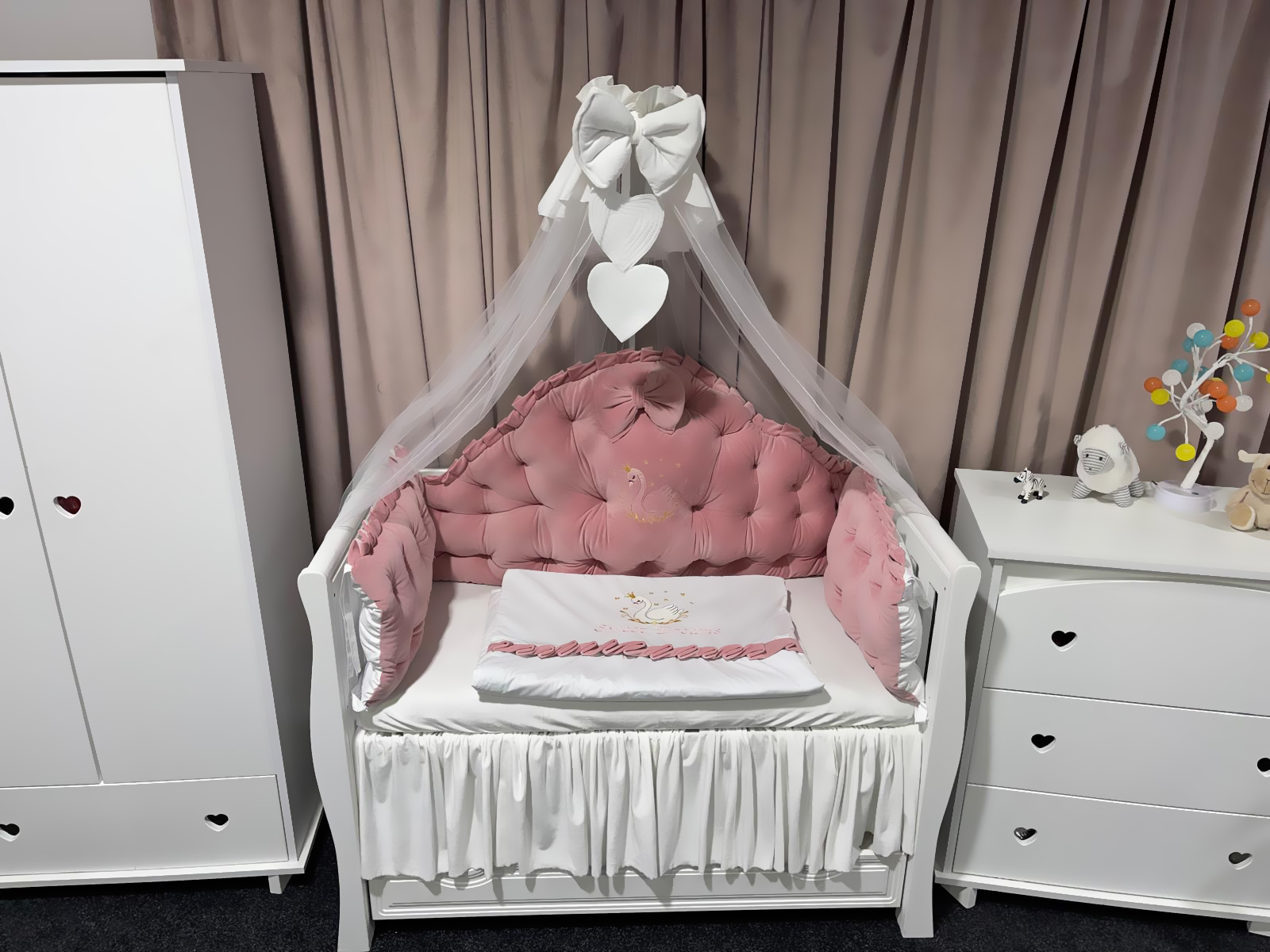 Set 11 piese Regal Catifea Pink – lenjerie pătuț personalizabilă, premium și sigură pentru bebeluși – PeppiBambini - imagine 8