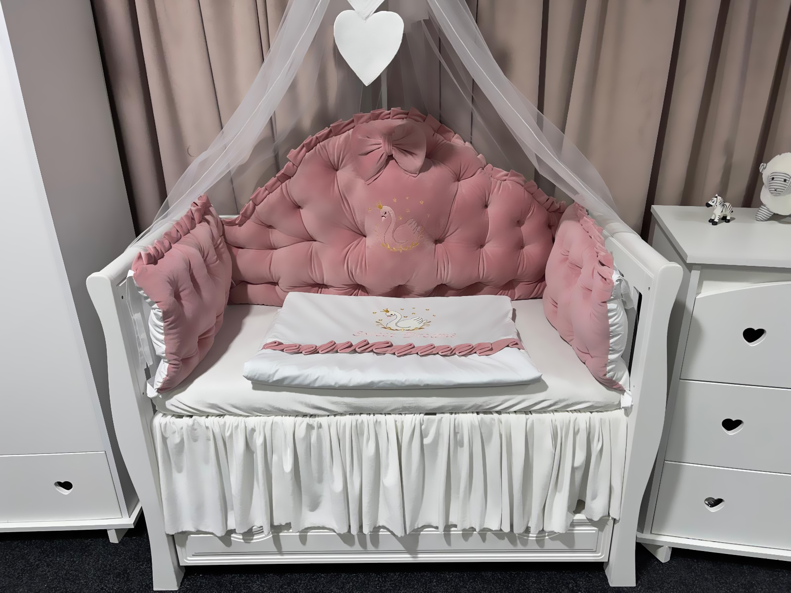 Set 11 piese Regal Catifea Pink – lenjerie pătuț personalizabilă, premium și sigură pentru bebeluși – PeppiBambini - imagine 7