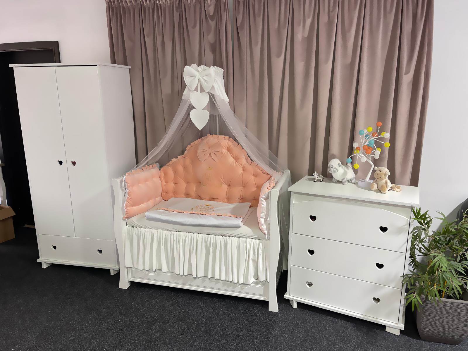 Set 11 piese din catifea regală Somon – lenjerie pătuț personalizabilă, premium pentru bebeluși – PeppiBambini - imagine 9